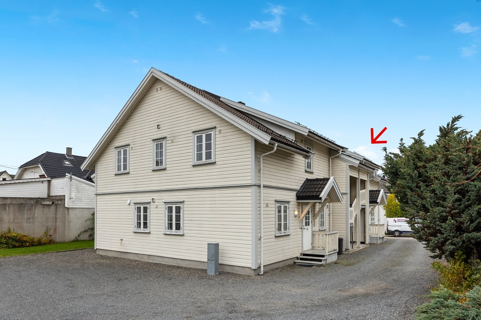 Leiligheten ligger i firemannsbolig oppført i 1998 Galleribilde