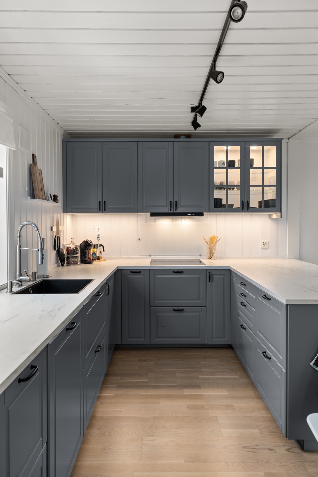 Kjøkken har fin løsning med mye benkeplass Galleribilde