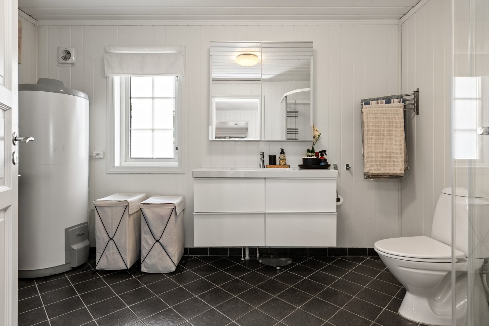 Bad/vaskerom med dusjkabinett (fra 2020), opplegg for vaskemaskin og varmtvannsbereder Galleribilde