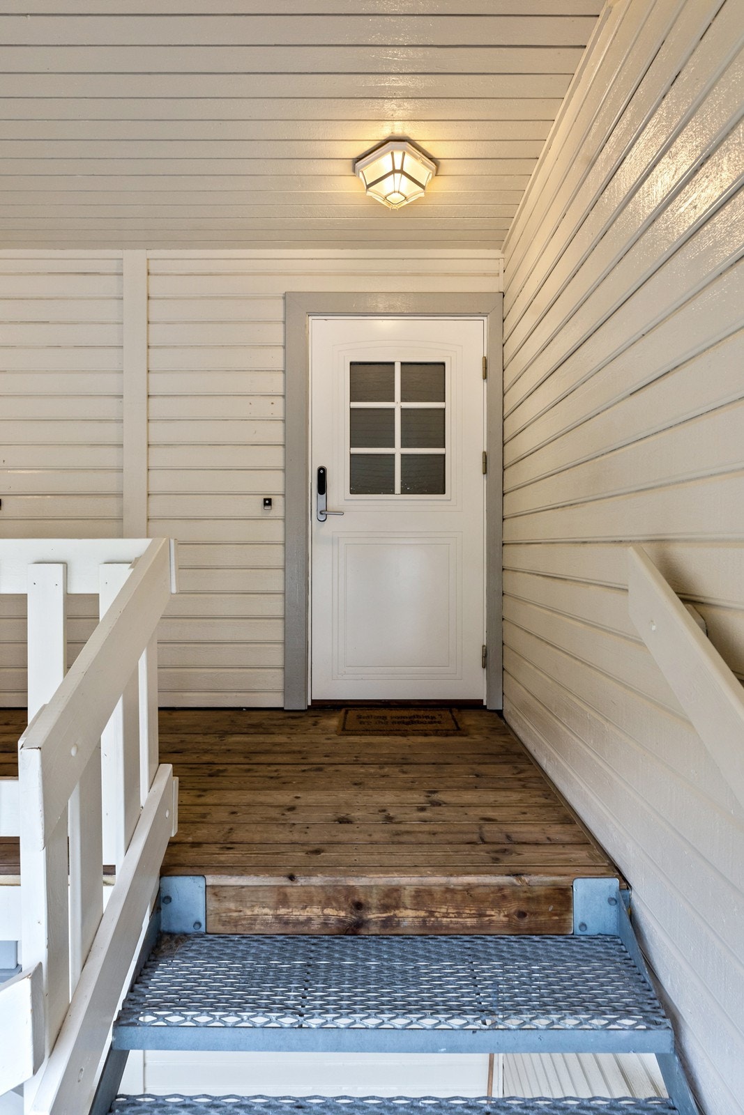 Koselig, avskjermet inngangsparti som skjermer mot vær og vind Galleribilde