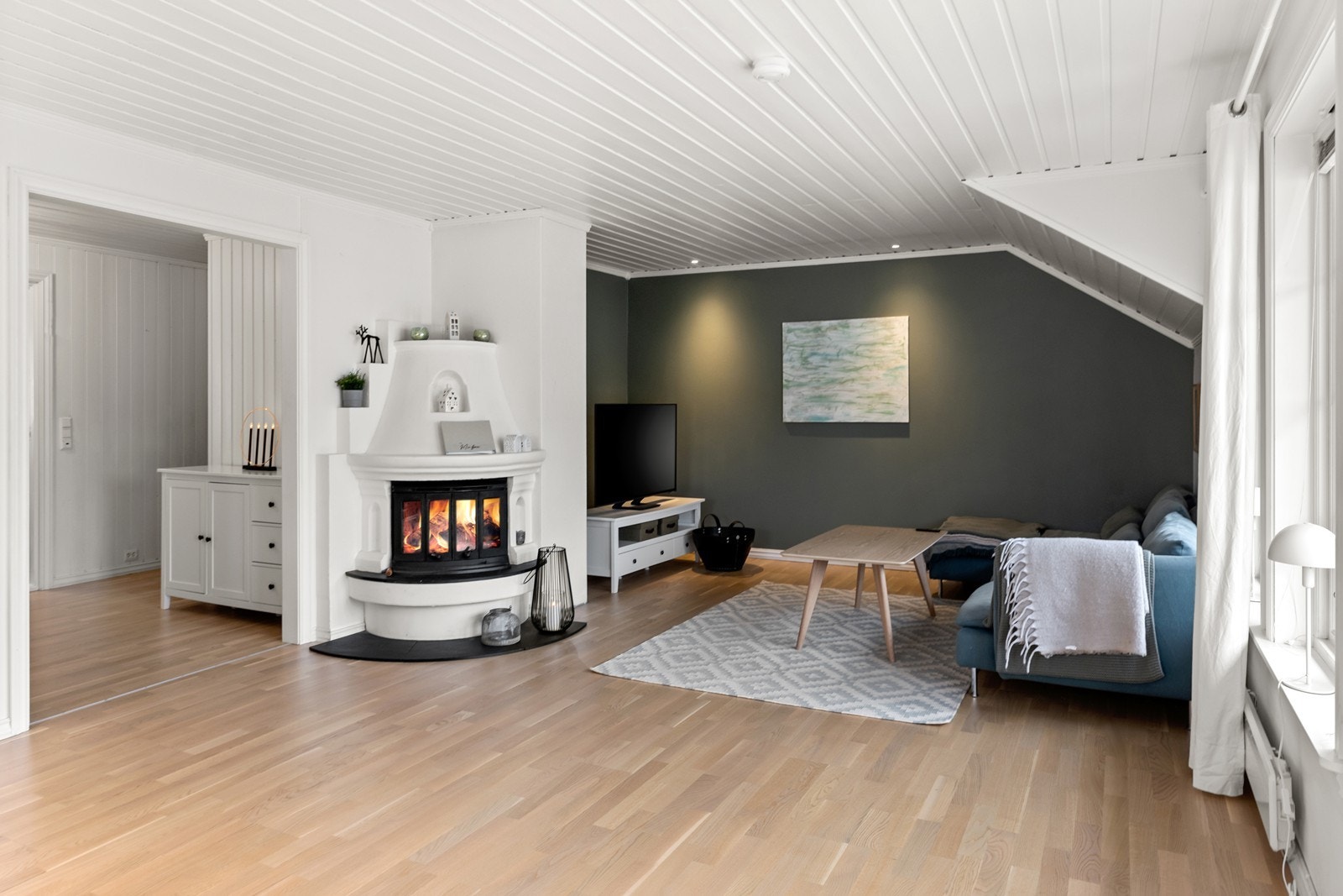 Moderne og tiltalende leilighet med sjarmerende skråtak Galleribilde