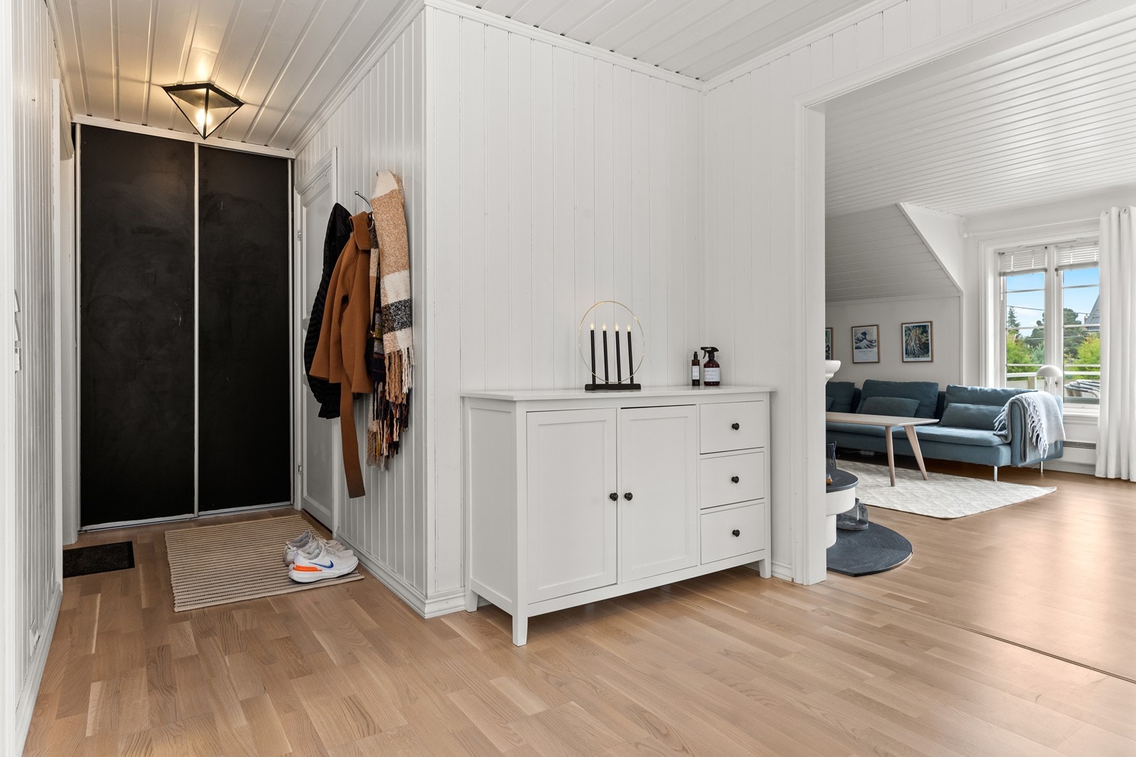 Praktisk garderobenisje med mulighet for fine festeløsninger mot vegg Galleribilde