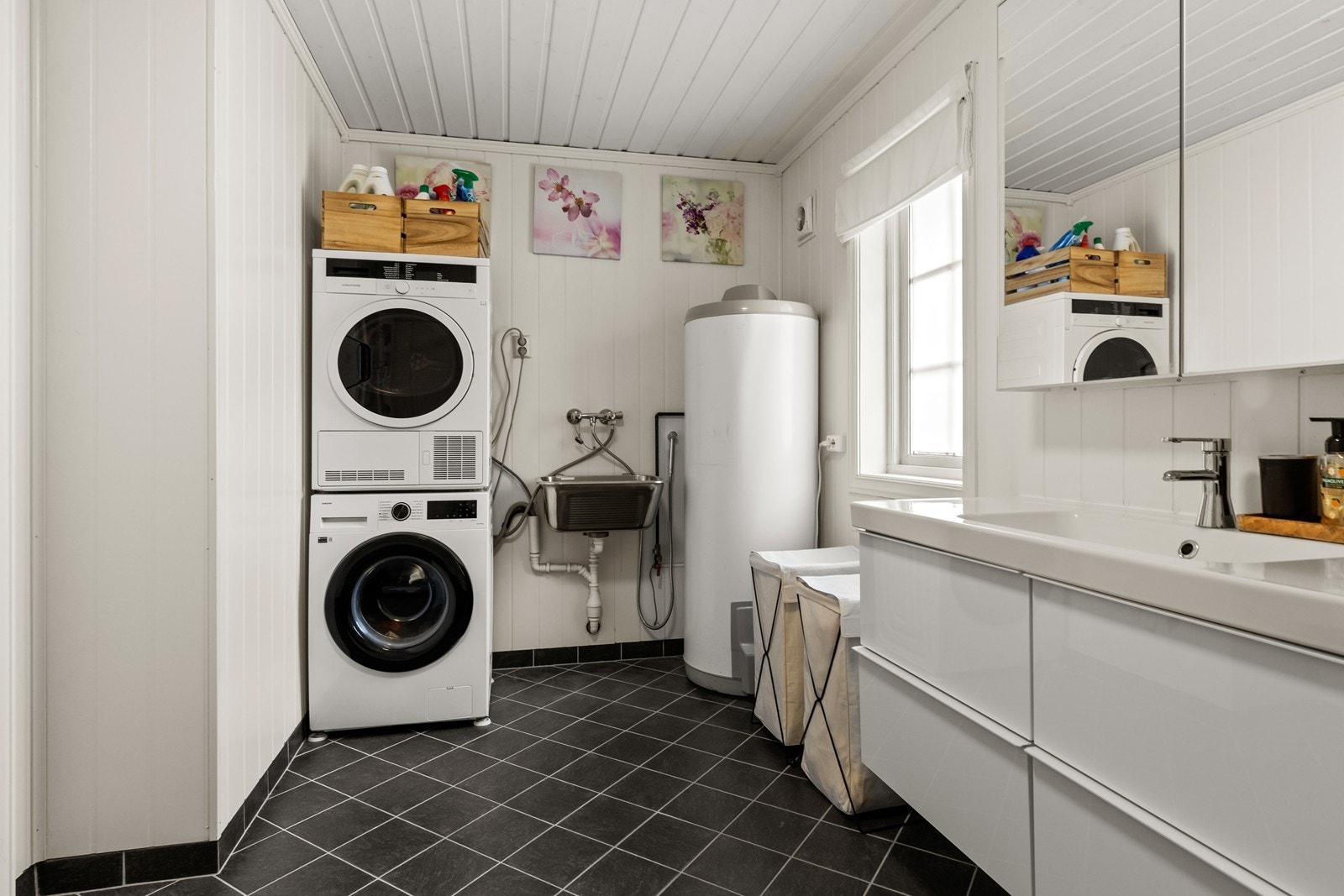 Badet er av bra størrelse og god plass til vaskesøyle Galleribilde