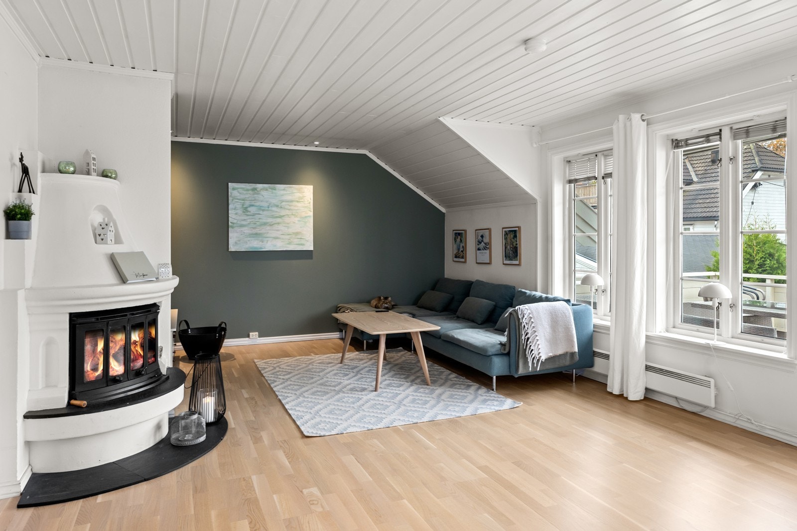 Koselig og praktisk planløsning i 2. etasje med entré, bod, bad/vaskerom, to soverom, stue/kjøkken med utgang til veranda Galleribilde