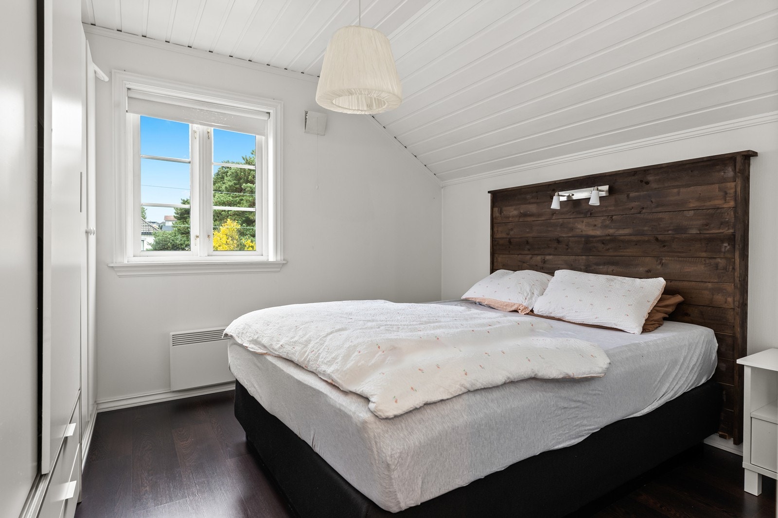 Hovedsoverom - lekker kontrast med mørkt gulv mot hvitt Galleribilde