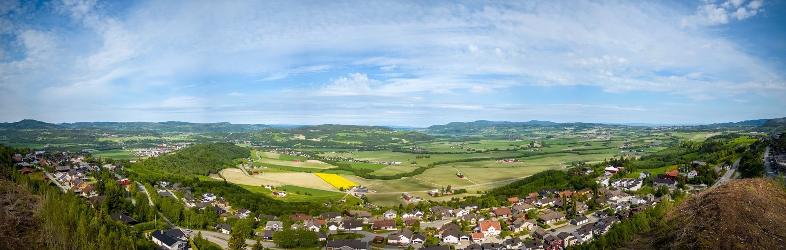 Tomten har en vidstrakt panoramautsikt som strekker seg fra Melhus og mot Trondheim. Ønsker du å bygge nytt? Her har du en fantastisk mulighet til å realisere boligdrømmen i et attraktivt boligfelt på Løvset. Galleribilde