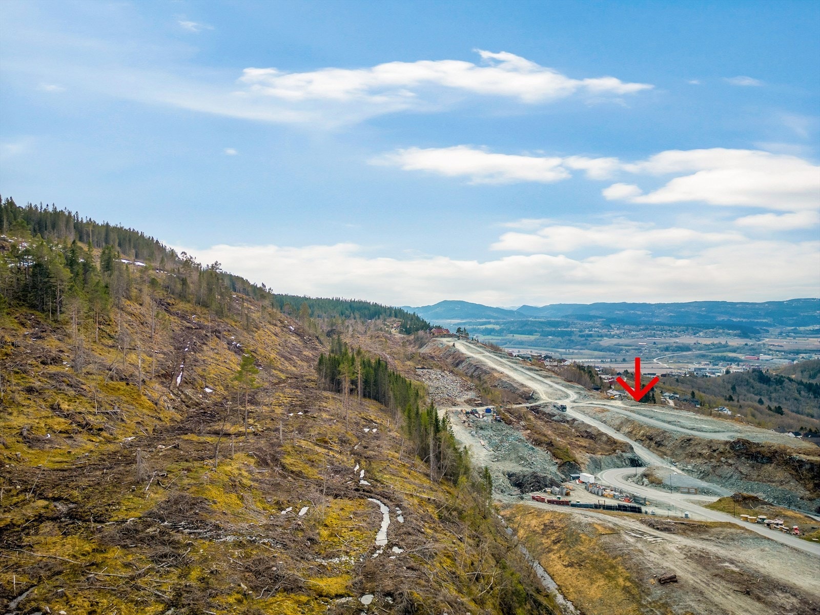 Her vil du bo tett ved vakker natur, med flotte turområder i Vassfjellet som ligger rett i bakkant. (Pilen viser hvor tomten ligger). Galleribilde