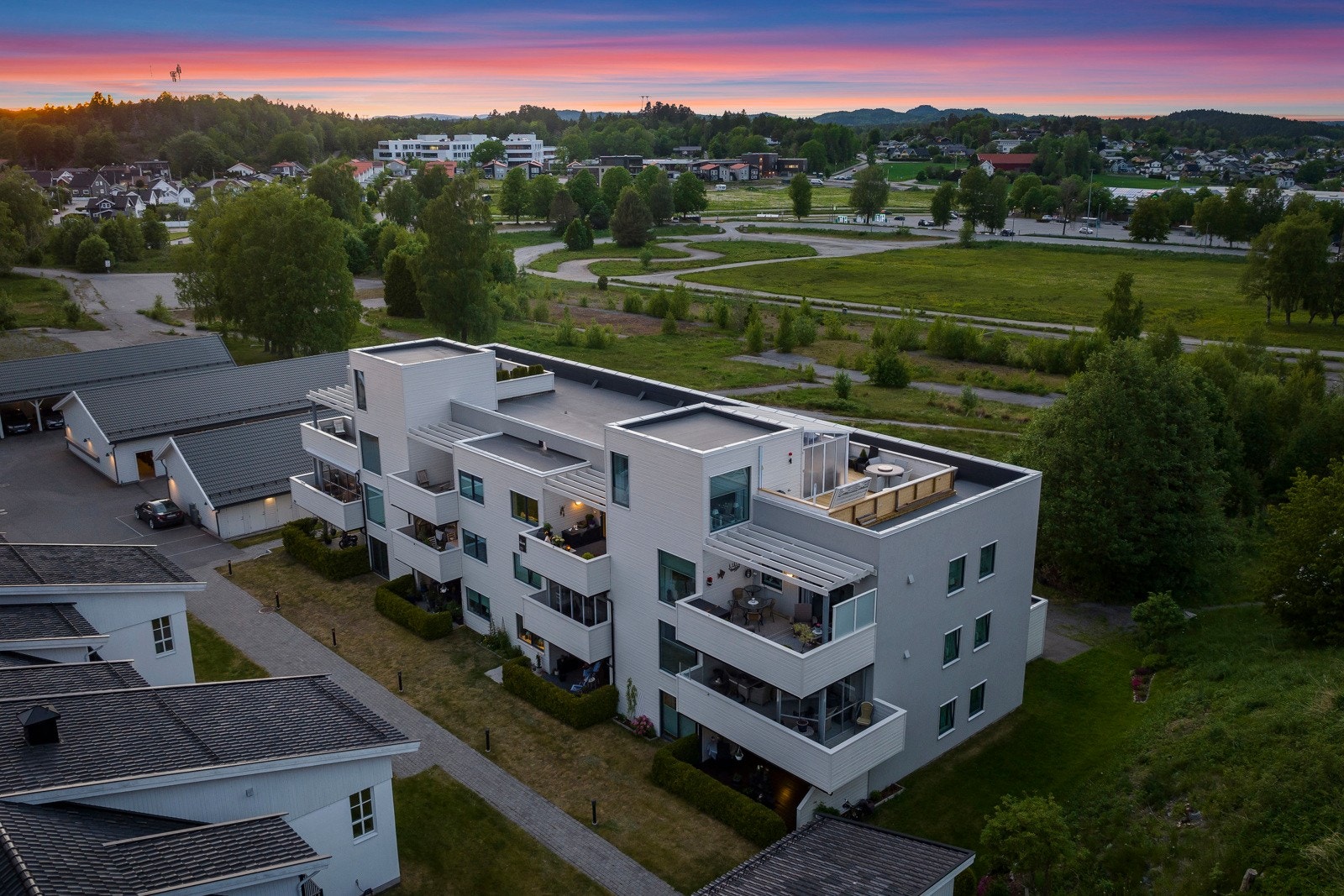 Her bor du sentralt, men likevel tilbaketrukket, i et rolig område med gangavstand til Nordbyen kjøpesenter og Larvik sentrum med et variert og godt tilbud av butikker og spisesteder Galleribilde