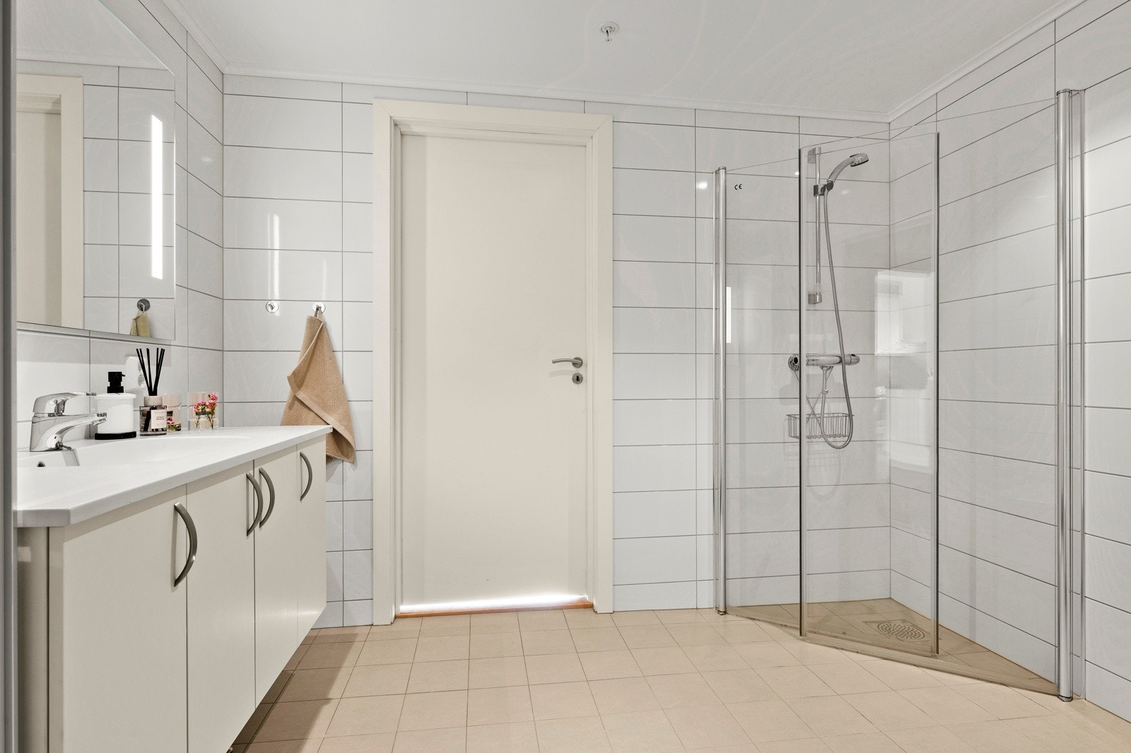 Badet har servant i innredning, dusjhjørne og vegghengt toalett Galleribilde