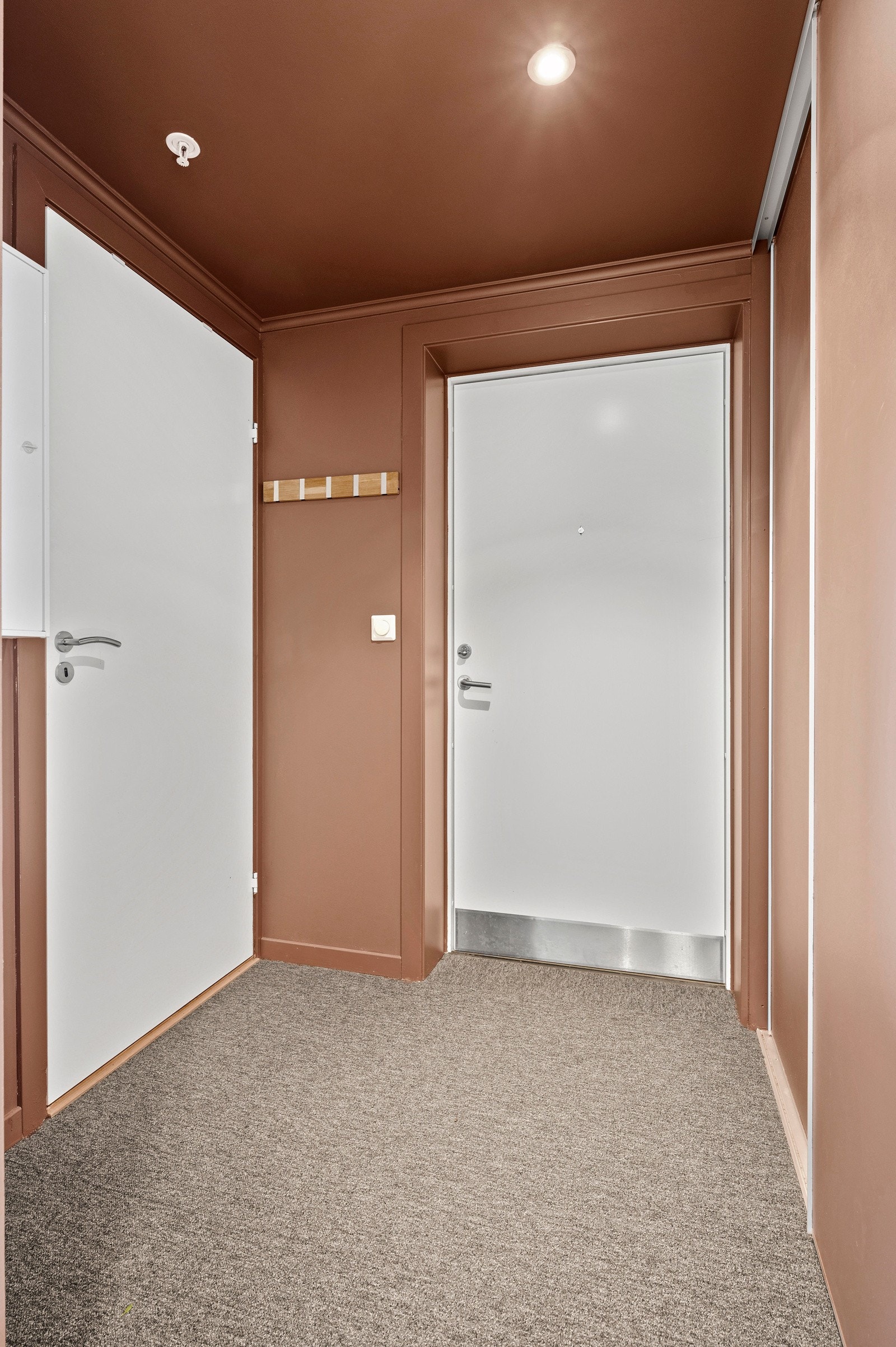 Stor entré med mye plass til sko og yttertøy. Det er også en bod på innsiden i entréen. Galleribilde