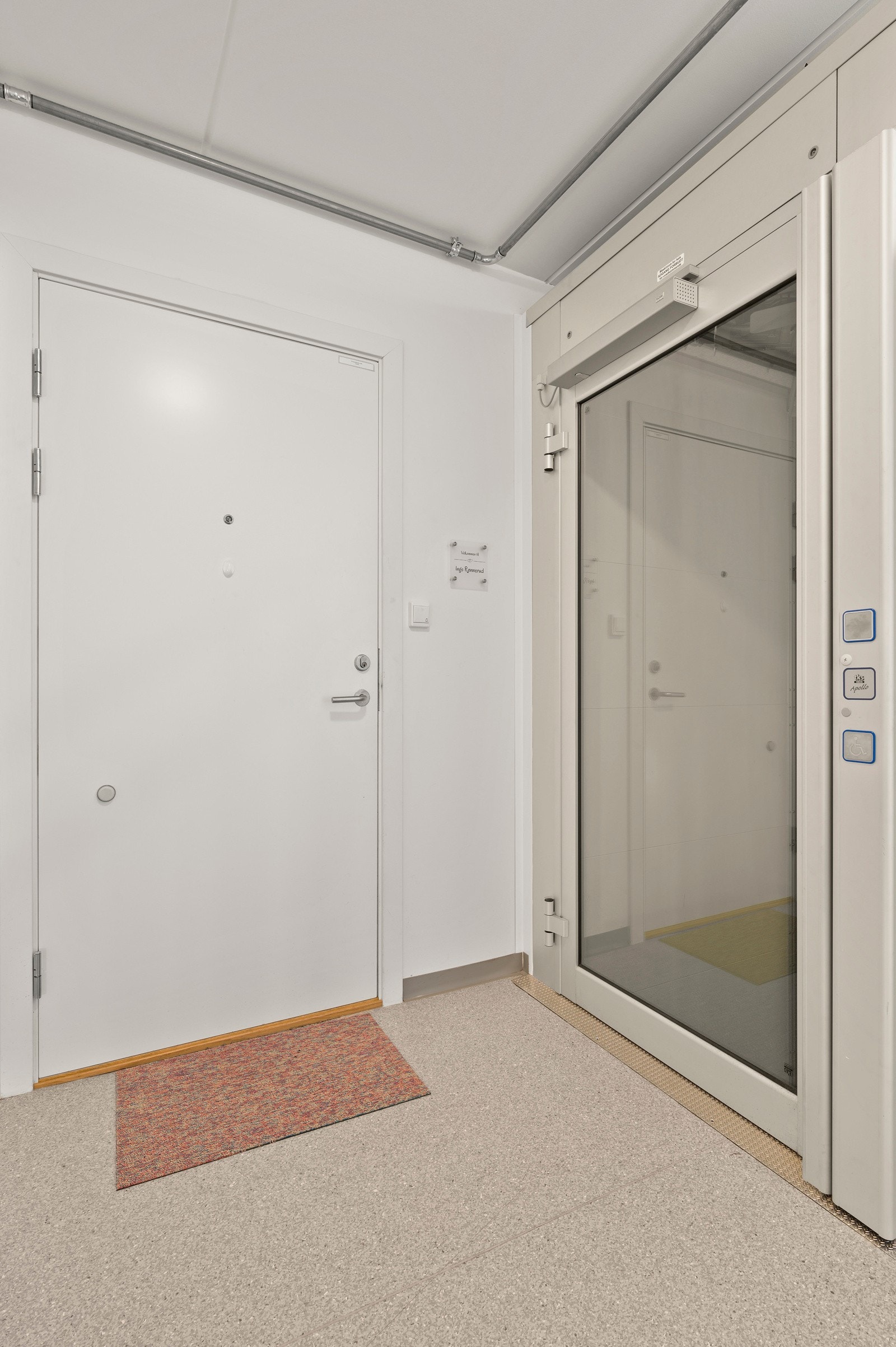 Oppgangen har callinganlegg, trapp og heis, så her er det enkel adkomst til leiligheten Galleribilde