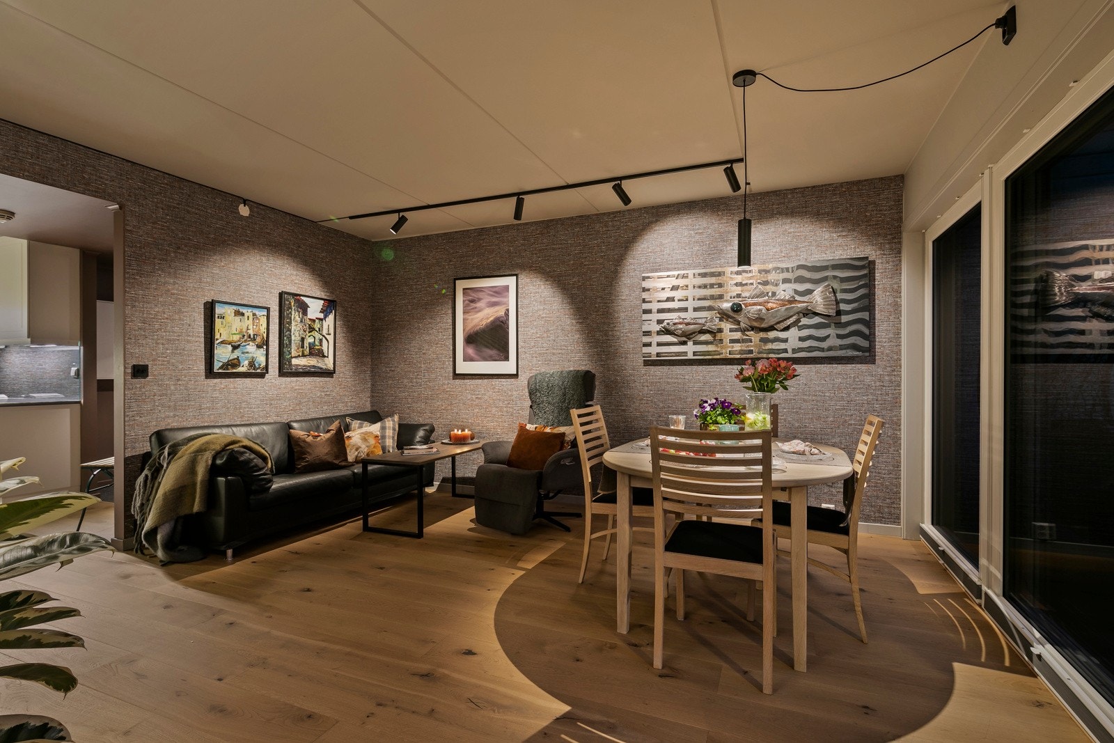 I stua har du plass til møblering av sofagruppe og spisestue Galleribilde