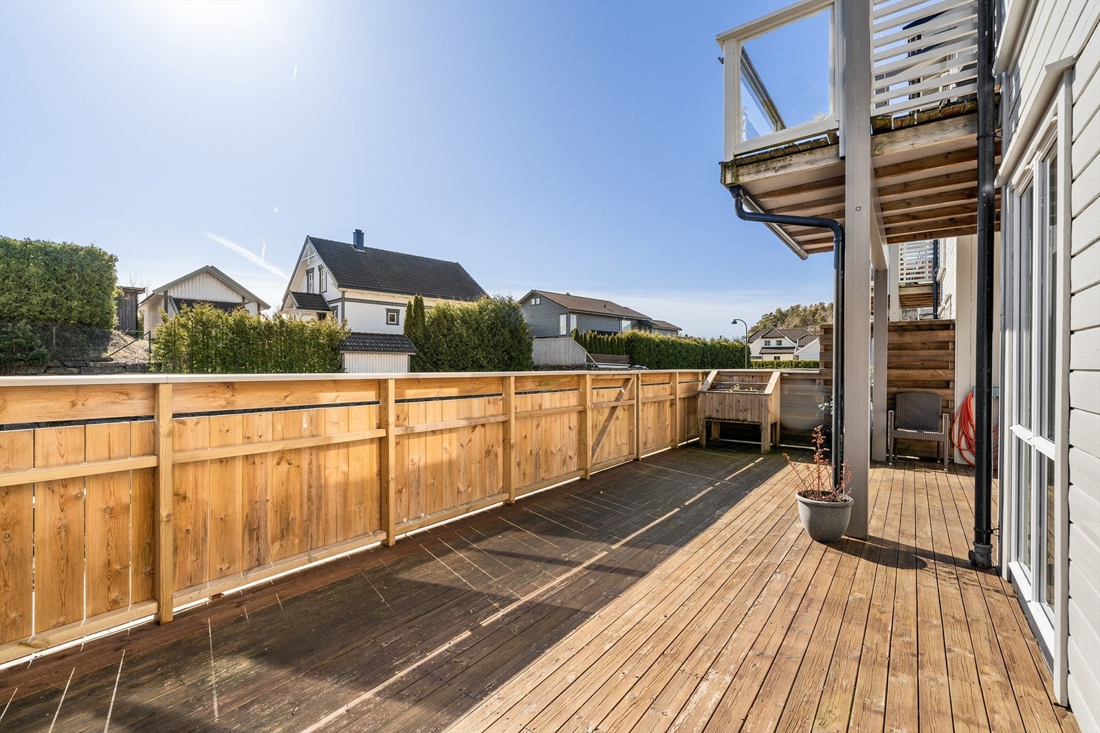 På terrassen har du meget gode solforhold med sol fra morgen, utover dagen og mot ettermiddagen. Terrassen er av god størrelse med plass til flere soner med møblement om ønskelig. Rekkverket er også av nyere dato. Galleribilde