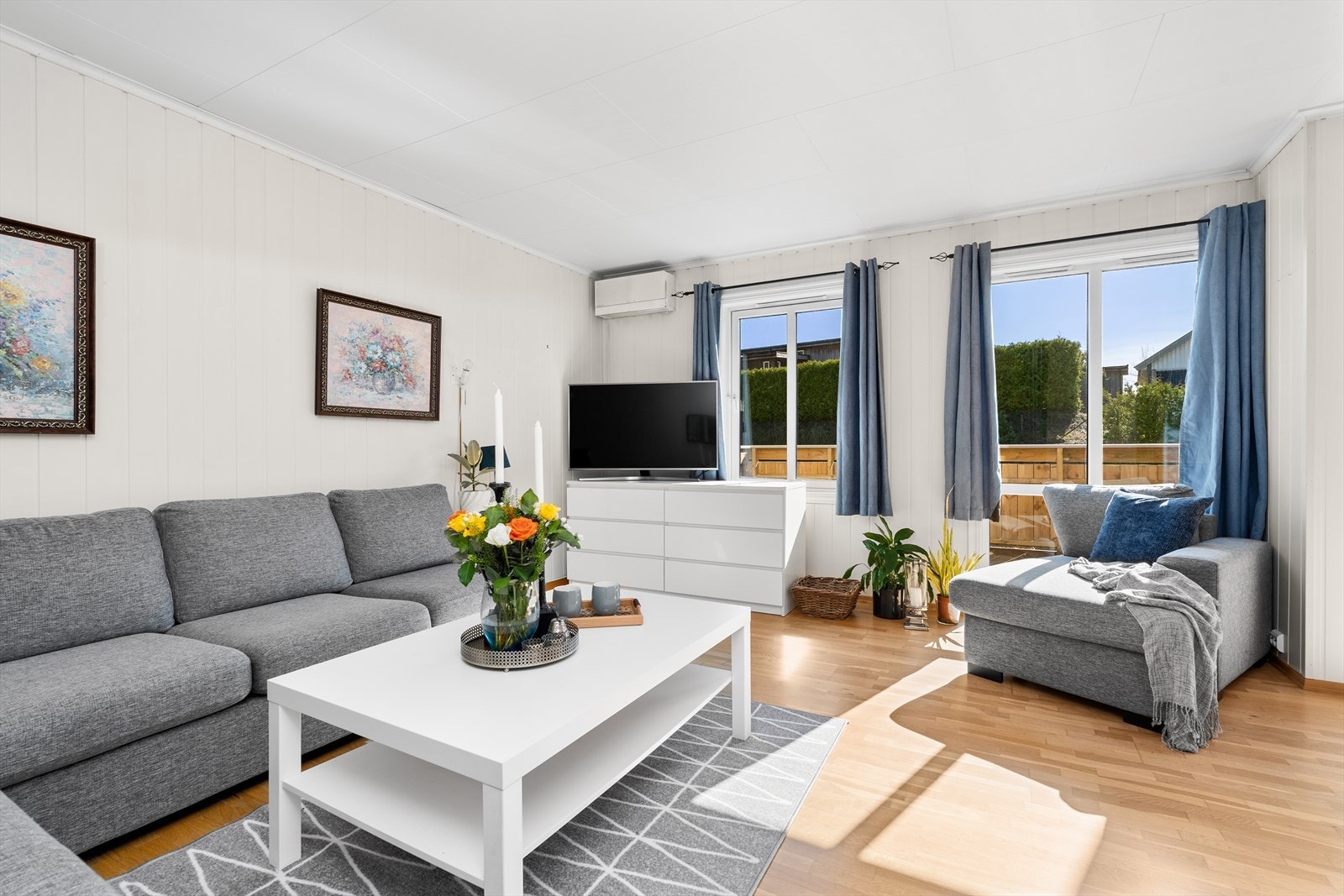 Velkommen inn! Leiligheten oppleves lys og innbydende med flere vindusflater som sørger for rikelig med naturlig dagslys inn i rommet. Galleribilde