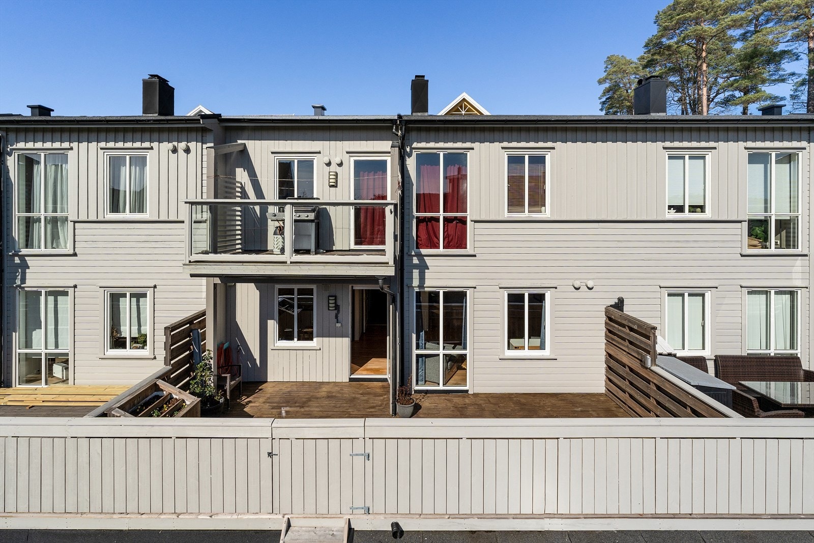 Fasaden i borettslaget ble malt sist i 2024. Leiligheten består av en større terrasse, en åpen stue/kjøkkenløsning, 2 stk. soverom, samt bad med opplegg og plass til vaskemaskin. I tillegg medfølger det bod og parkeringsplass i byggets underetg. Galleribilde
