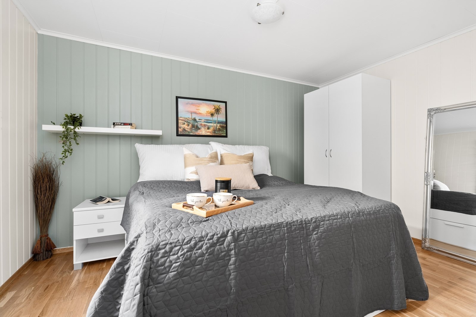 Begge soverommene er vendt mot baksiden og ligger svalt til når det blir sommer. Hovedsoverommet er av meget god størrelse med plass til dobbeltseng med tilhørende nattbord, samt garderobeskap. Galleribilde