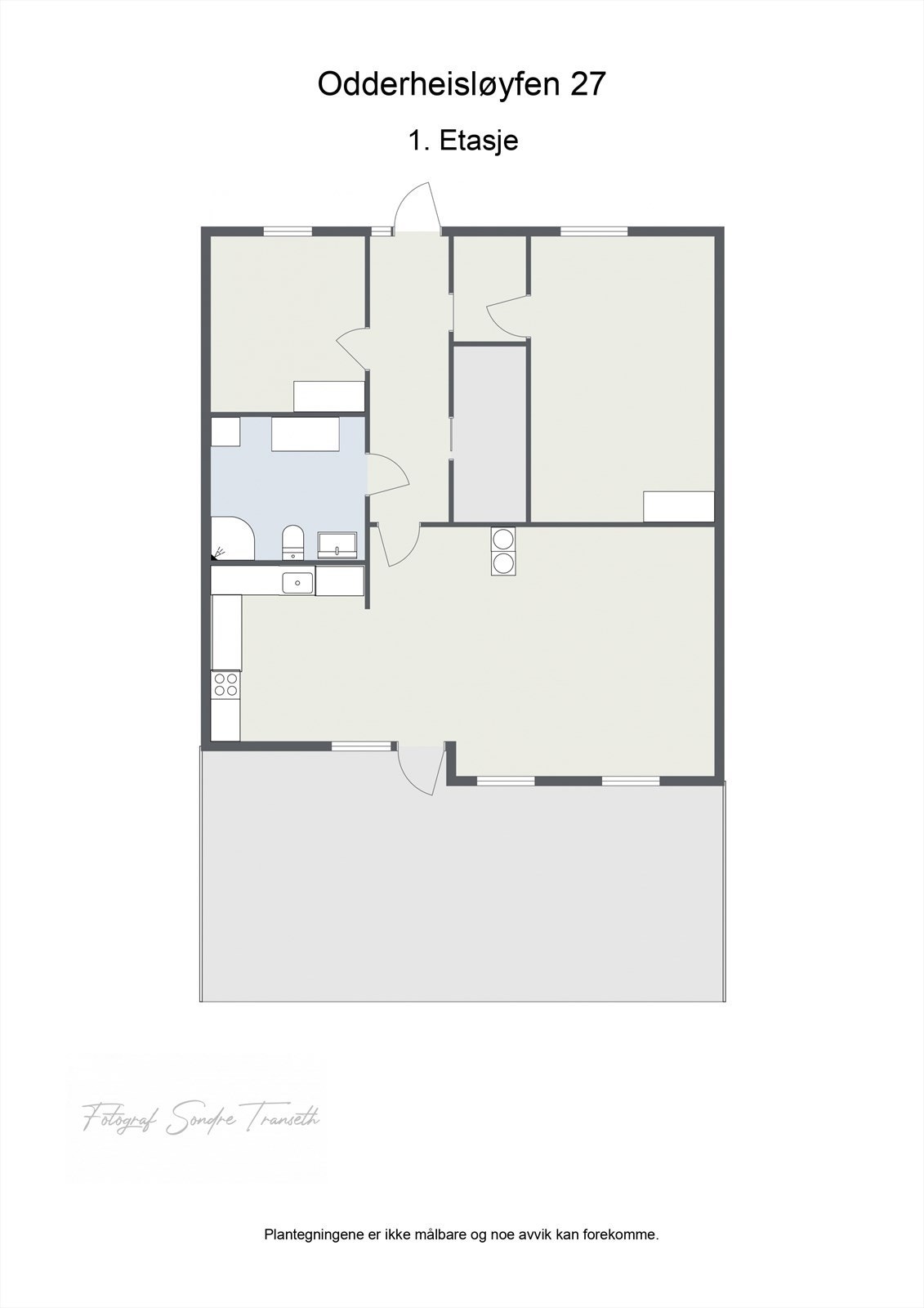 Planløsning 1.etg.: entre/mellomgang, 2 stk. soverom, innvendig bod, bad/vaskerom, åpen stue/kjøkkenløsning med tilkomst til terrasse. I tillegg medfølger det bod og parkeringsplass i byggets underetg. Galleribilde
