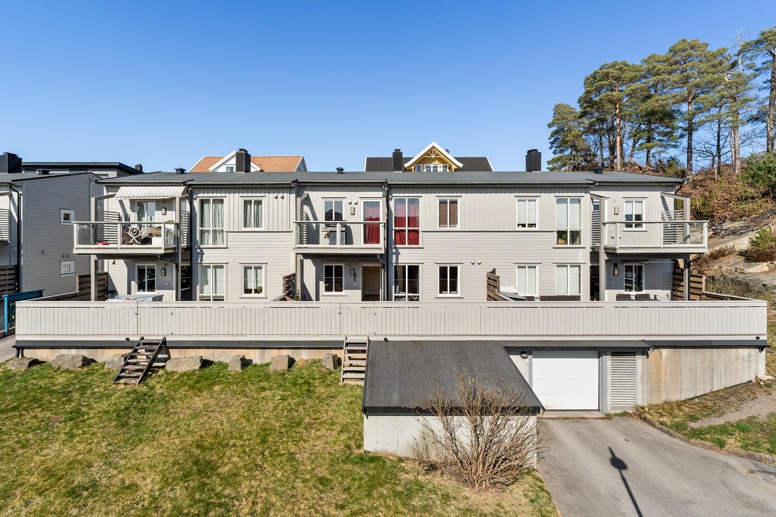 Aktuell leilighet ligger i byggets 1 etg. med trappefri adkomst og port i terrasserekkverket slik at du enkelt kan gå fra terrassen og ned på plen og videre til garasjeanlegget. Galleribilde