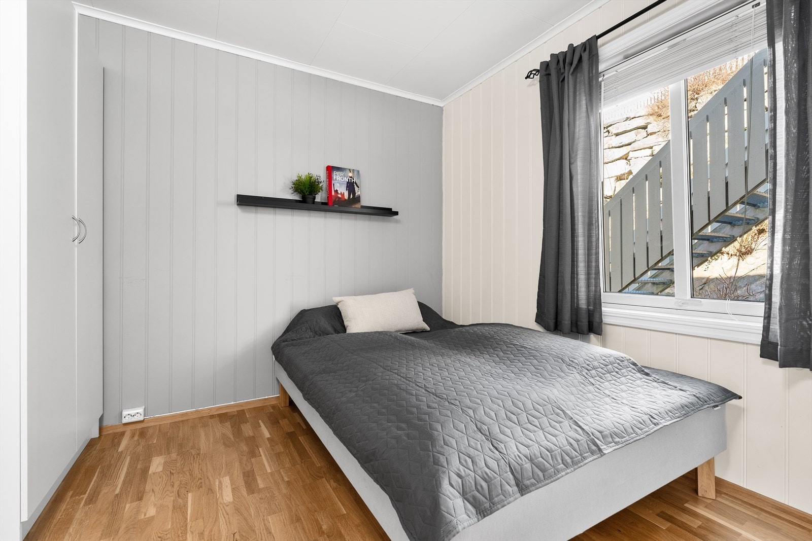 Soverom nr. 2 har plass til seng, nattbord og garderobe. Det er som resten av leiligheten malt i duse lekre fargetoner på veggene. Galleribilde