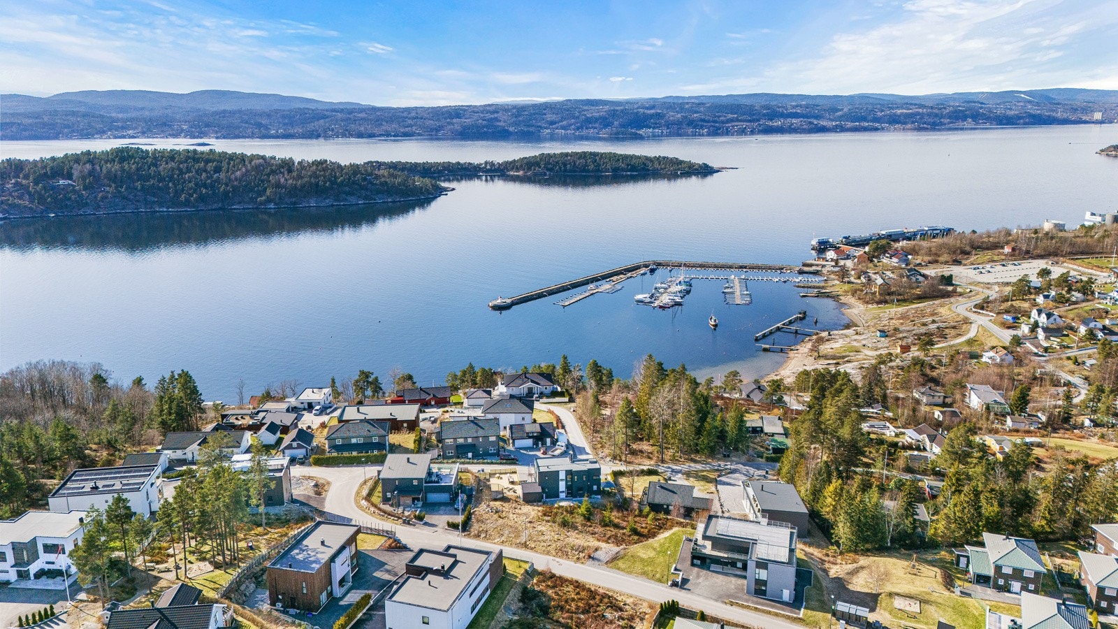 Flott tomt som ligger utmerket plassert med nærhet til sjøen og Nesoddmarka, samt kun ca. 40 minutter med bil til Oslo. Idyllisk boligområde på Fagerstrand. Galleribilde