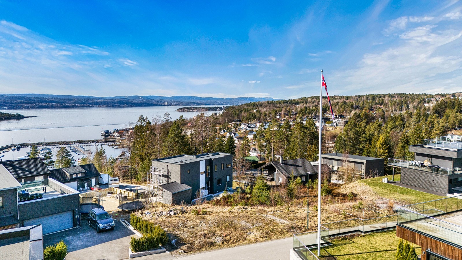 Fagerstrand er et barnevennlig område med nærhet til skoler, butikker, badestrand, marina, pub/cafe og offentlig kommunikasjon. Galleribilde