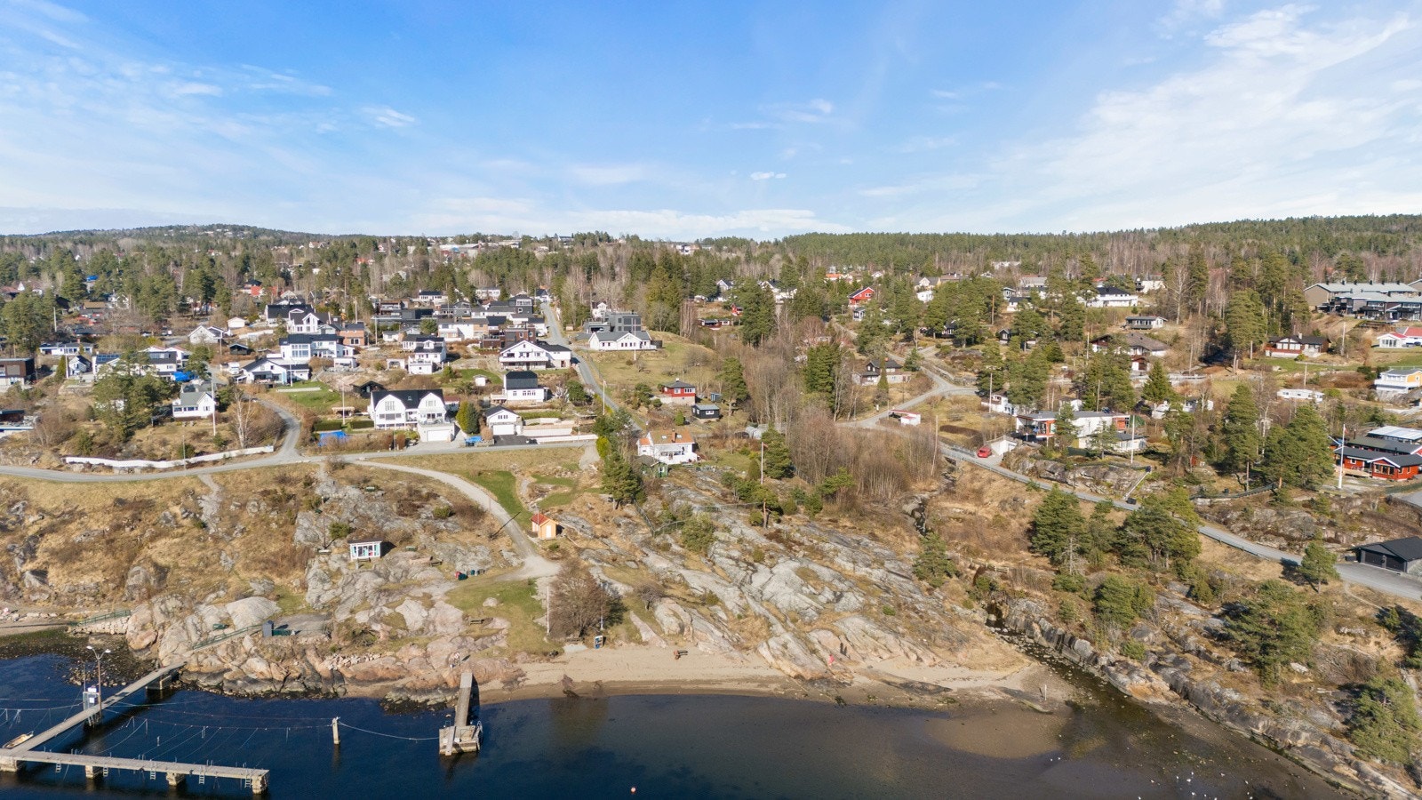 Strandlinjen på Fagerstrand er ca. 300 meter lang og den er en rekke år på rad kåret til Nesoddens fineste badestrand. Galleribilde