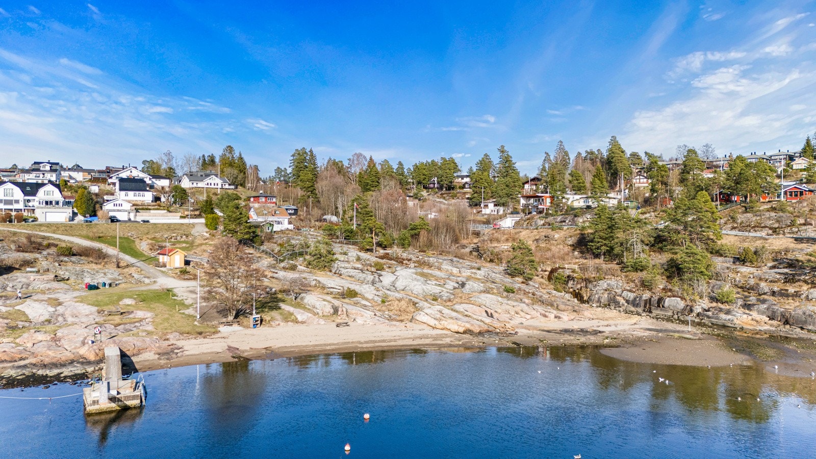 Fagerstrand Idrettsforening (FIF) er beliggende innenfor en 5 minutters kjøretur og har en ny, stor kunstgressbane. Galleribilde