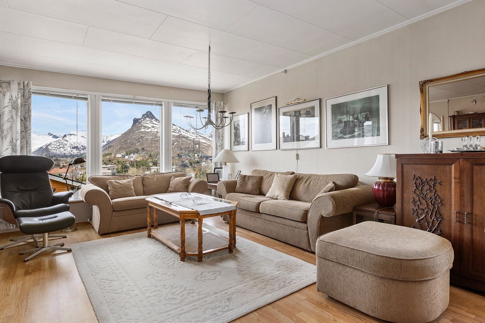 Fra stuen ser man bl.a. alpinbakken, Kongstind, Løva og Småtindan. Galleribilde