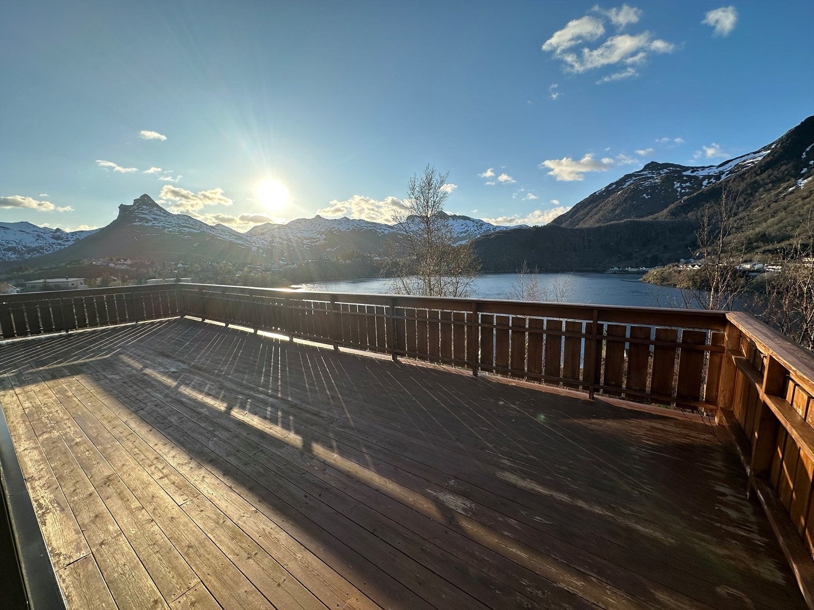 Terrasse med suveren utsikt mot sjø og fjell Galleribilde