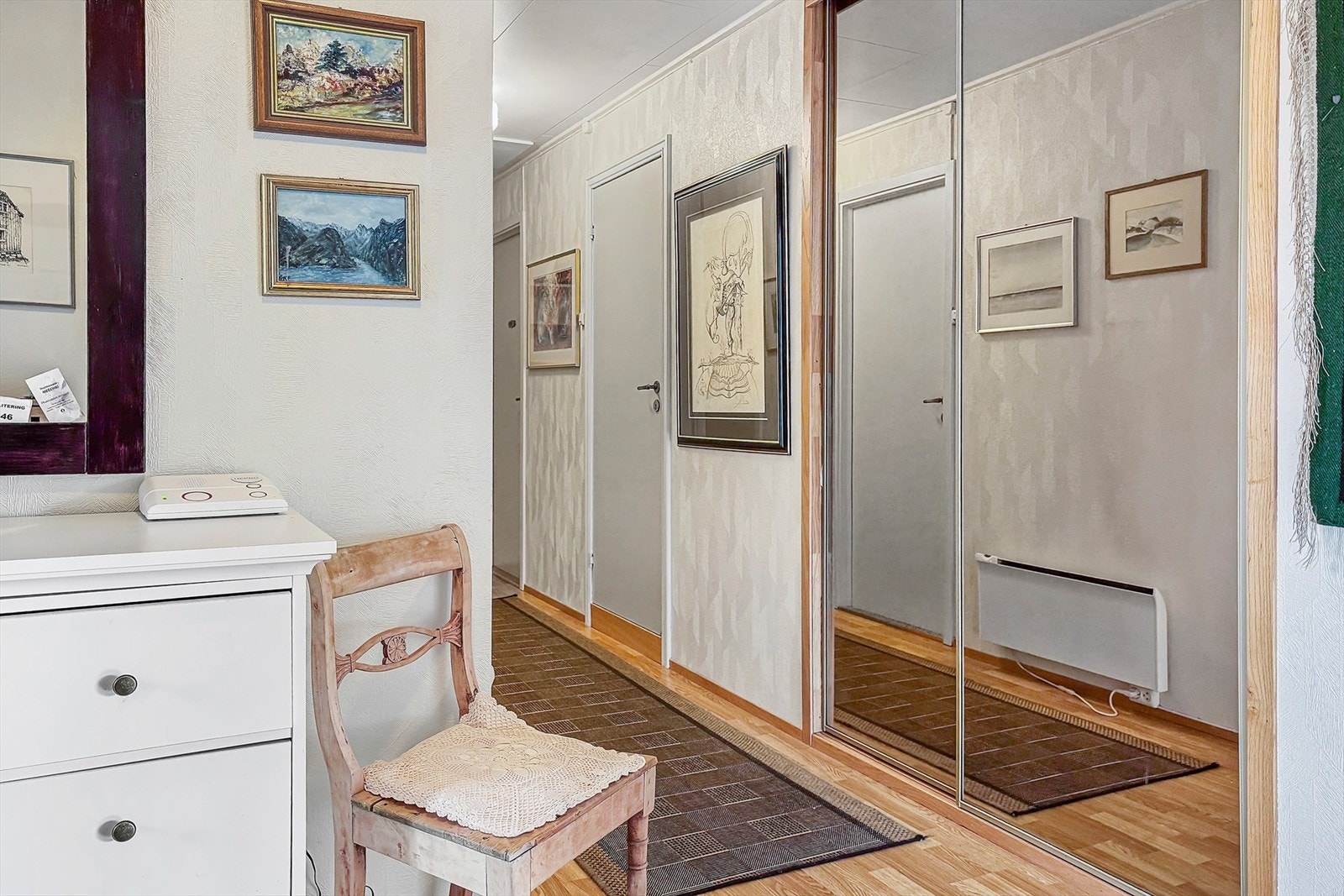 Skyvedørsgarderobe med speilfronter Galleribilde