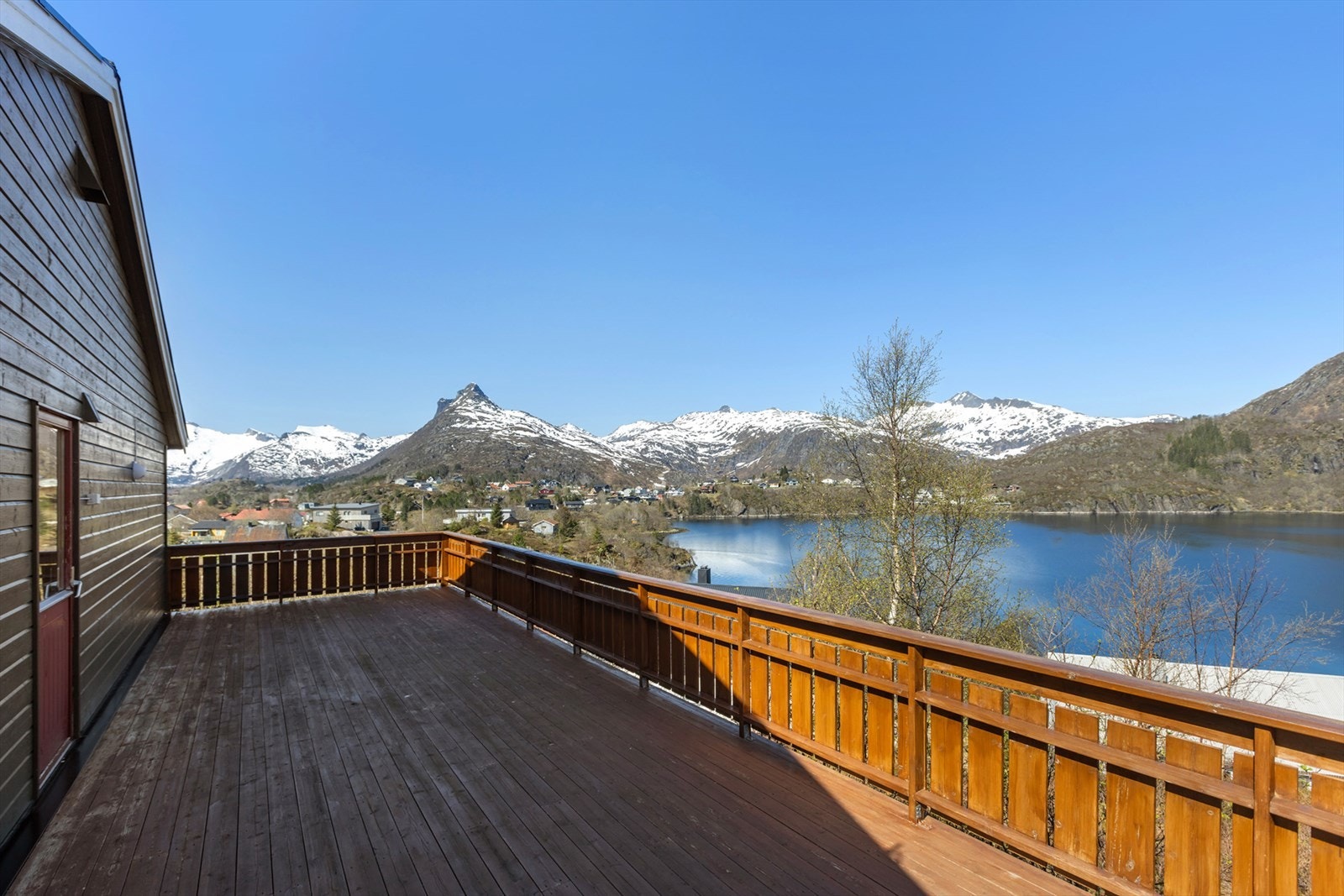 Stor terrasse med kveldssol Galleribilde