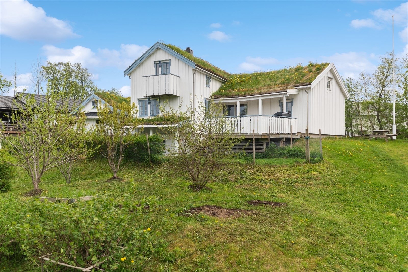 Her får du stor tomt og hage som gir fine muligheter til å dyrke grønnsaker o.l. Galleribilde