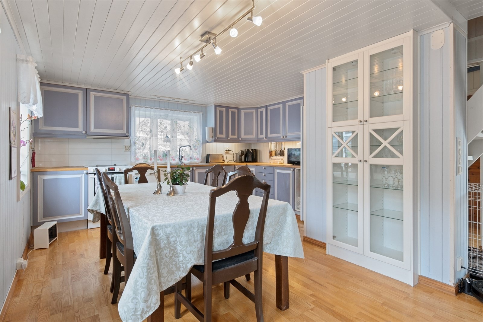 Kjøkkenet har en åpen og luftig planløsning med sømløs overgang til både spisestue og hall, noe som skaper en sosial og innbydende atmosfære. Galleribilde