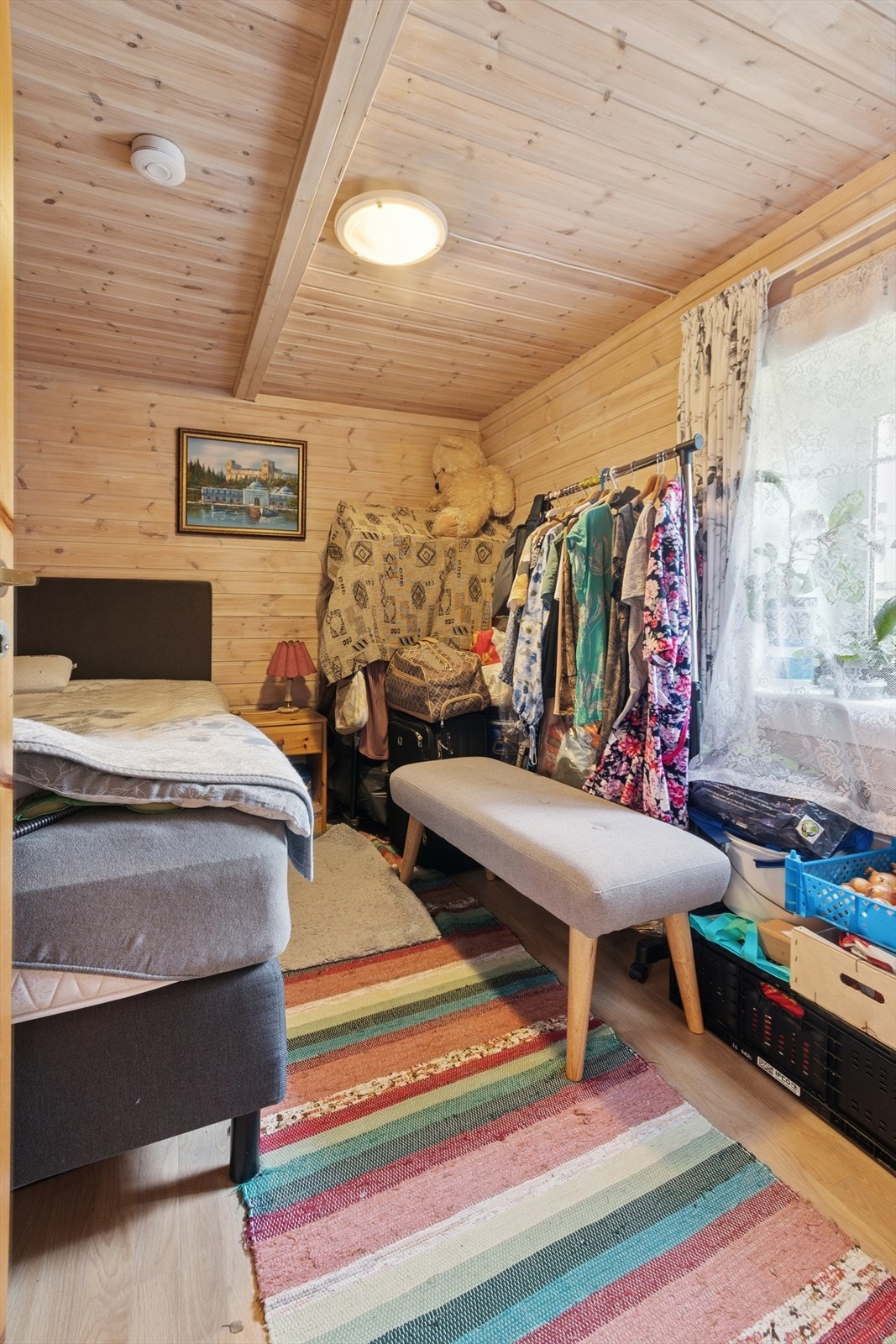 Soverom med god plass til seng og tilbehør. Galleribilde