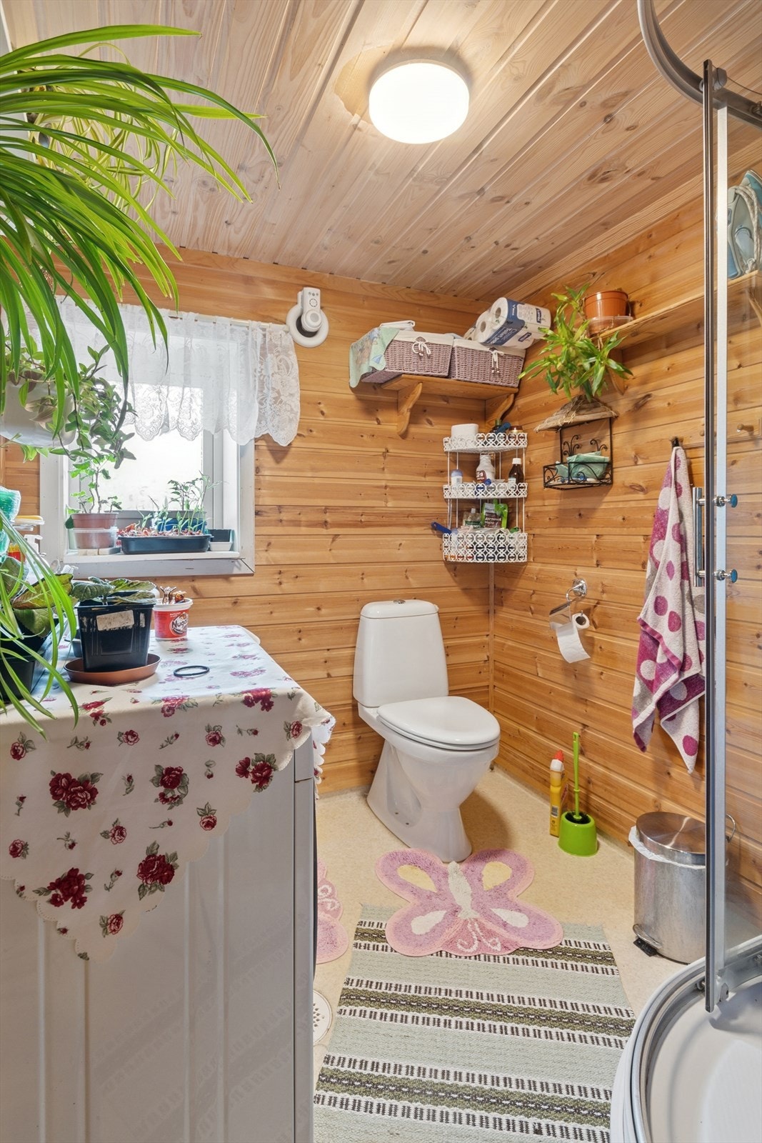 Baderom med dusj, servant og toalett. Galleribilde