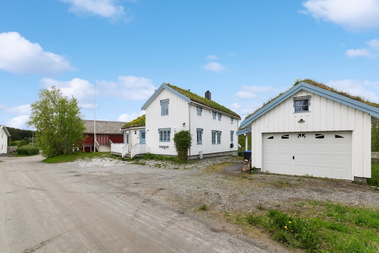 Praktisk garasje med stor bodplass i bakkant Galleribilde