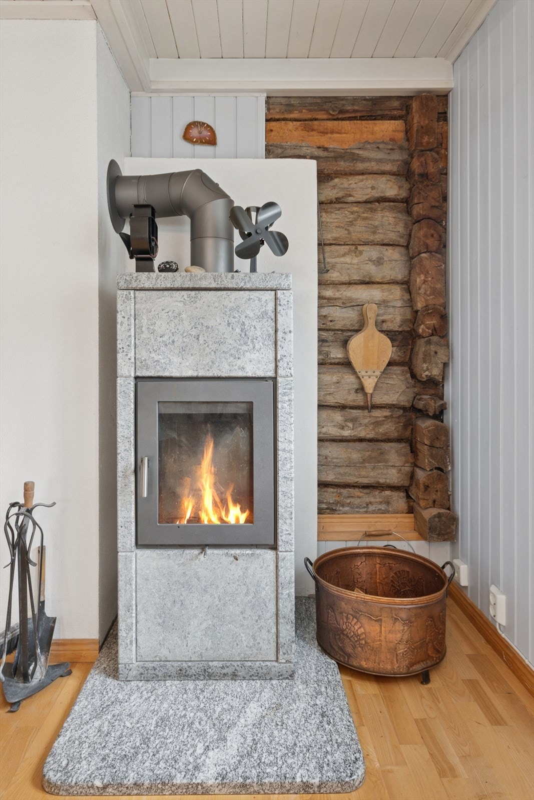 En stemningsfull kleberstensovn gir svært god varme og hygge på kjølige dager - perfekt for koselige kvelder. Galleribilde