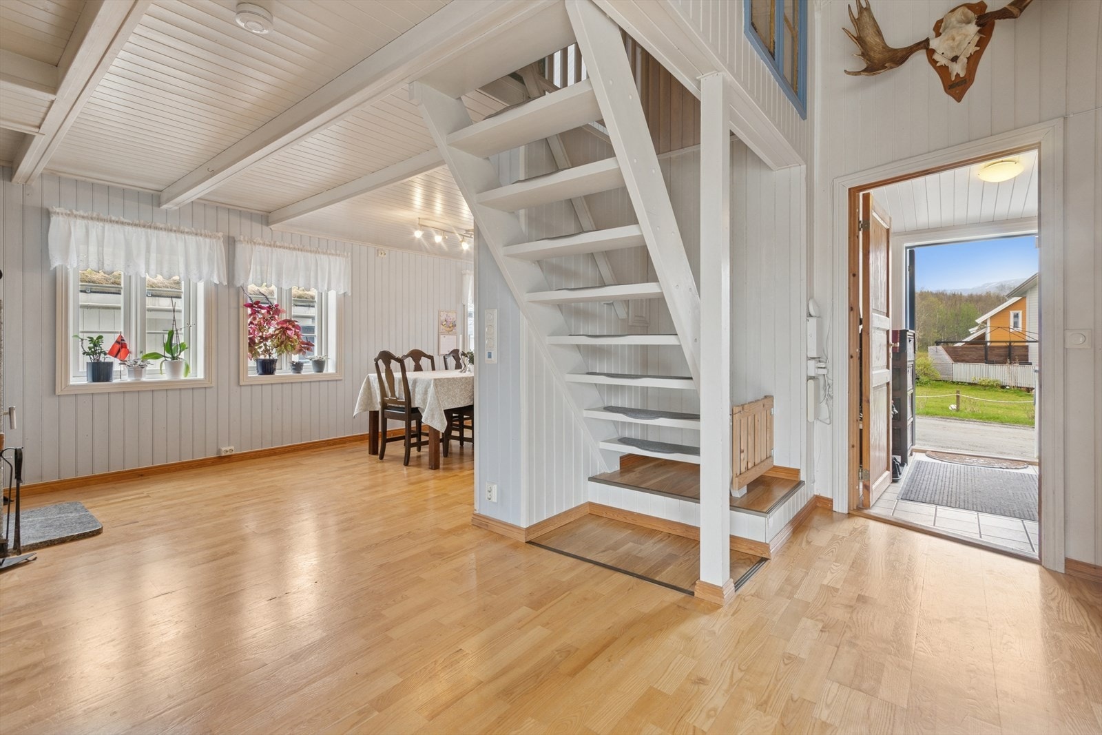 Lyst og romslig inngangsparti. Galleribilde