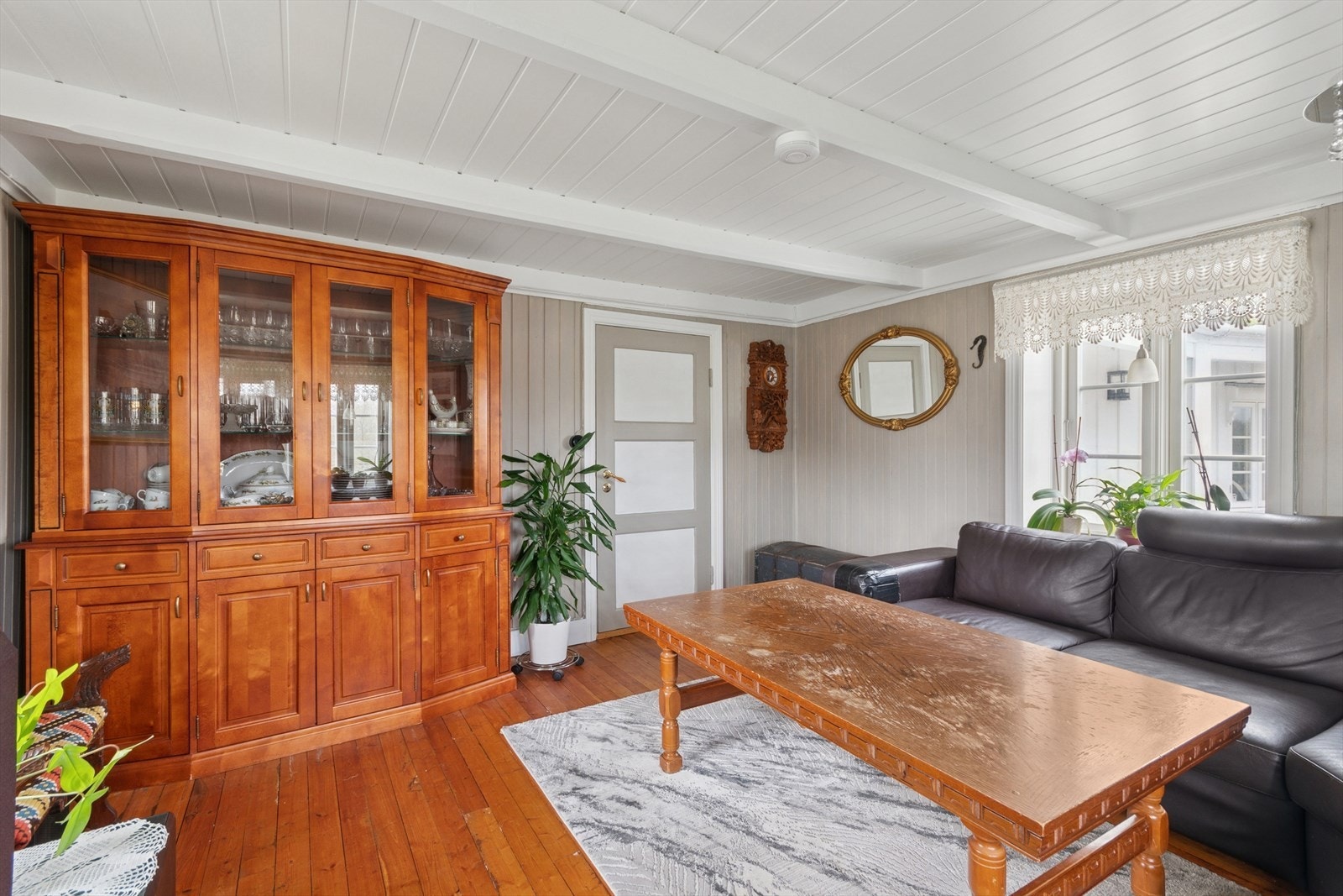 Store vindsuflater som inviterer lyset og naturen inn. Galleribilde