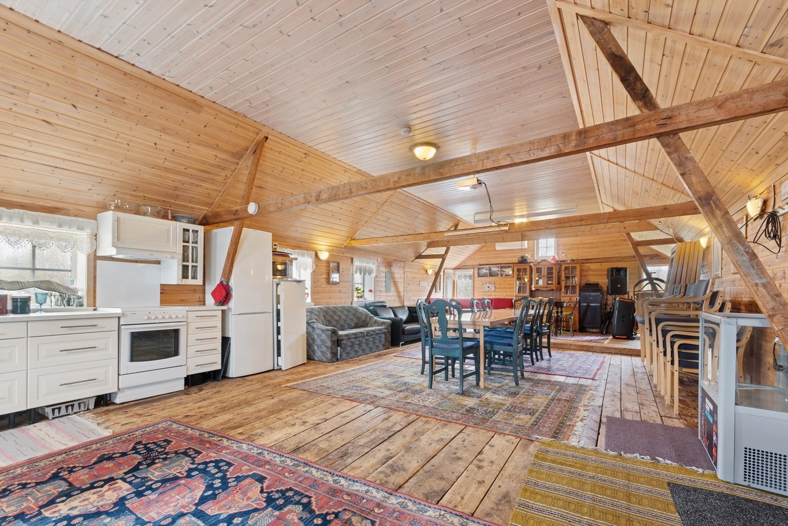 Eldre driftsbygning som er innredet som selskapslokale og med beboelsesrom (hybel). Se pkt. ferdigattest. Galleribilde