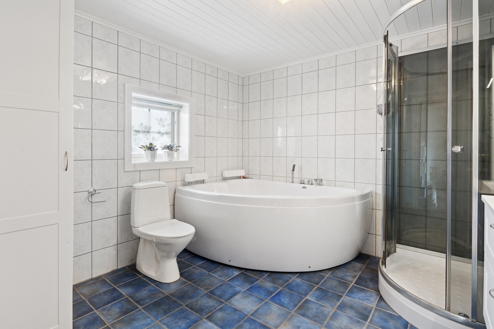 Rommet er innredet med servant nedfelt i innredning, toalett, dusjkabinett og et komfortabelt badekar - alt tilrettelagt for en praktisk og behagelig hverdag. Gulvet er flislagt og har elektriske varmekabler som gir en lun og god varme. Galleribilde