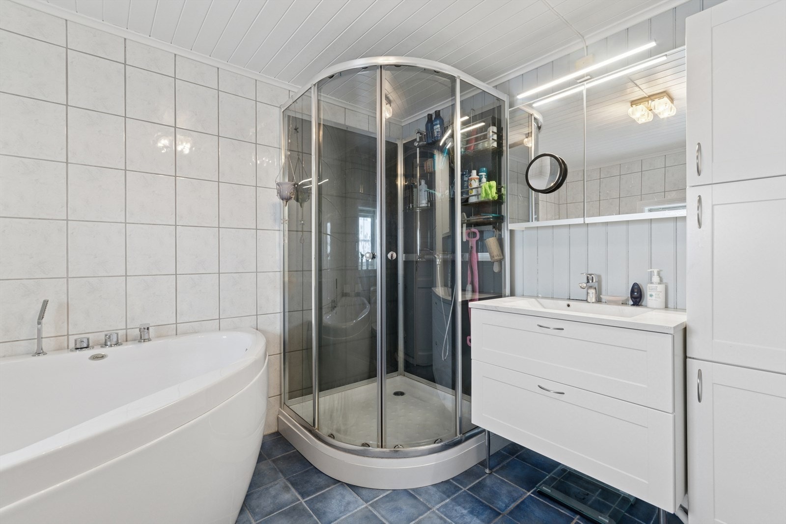 Det er mekanisk avtrekk som sikrer god ventilasjon, samt tilluft under døren for optimal luftgjennomstrømning. Et funksjonelt og velholdt bad som kombinerer komfort og kvalitet. Galleribilde