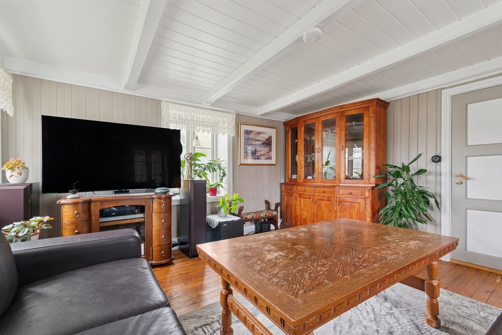 Stuen er adskilt fra kjøkken og spisestue, og byr på en lun og behagelig atmosfære. Galleribilde