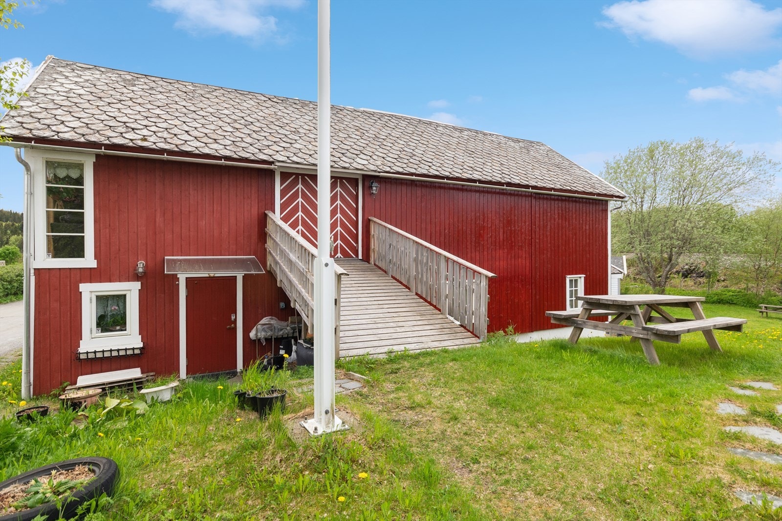 Gammel "stasfjøs" fra 1929. Denne ble vesentlig restaurert i 2012-2013 og inneholder fest-/møtelokale, leilighet (les pkt ferdigattest) og bod/verksted. Galleribilde