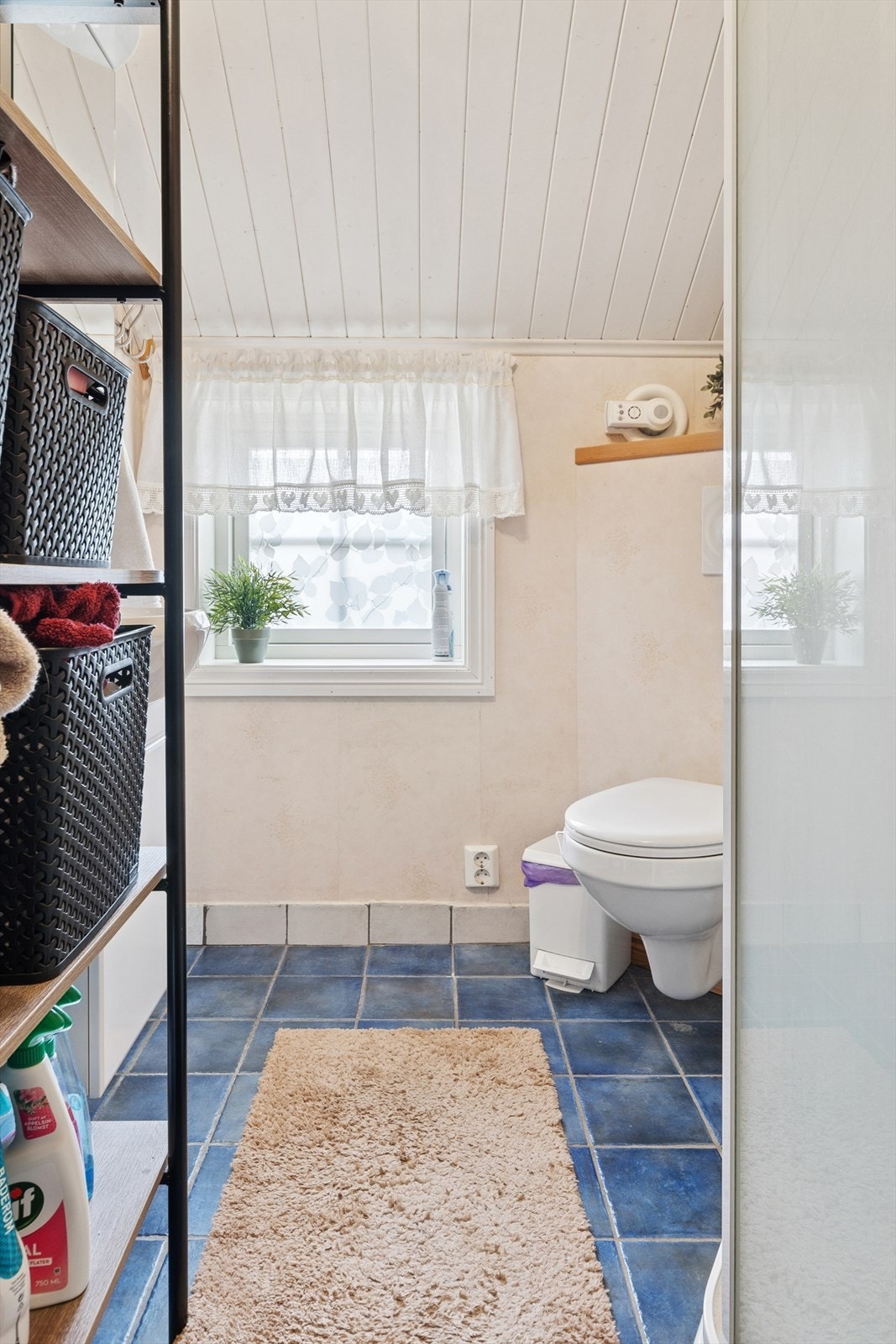 Gulvet er flislagt og har behagelige elektriske varmekabler. Rommet er innredet med nedfelt servant i praktisk baderomsinnredning, veggmontert toalett og dusjkabinett. Det er installert mekanisk avtrekk for god ventilasjon. Galleribilde