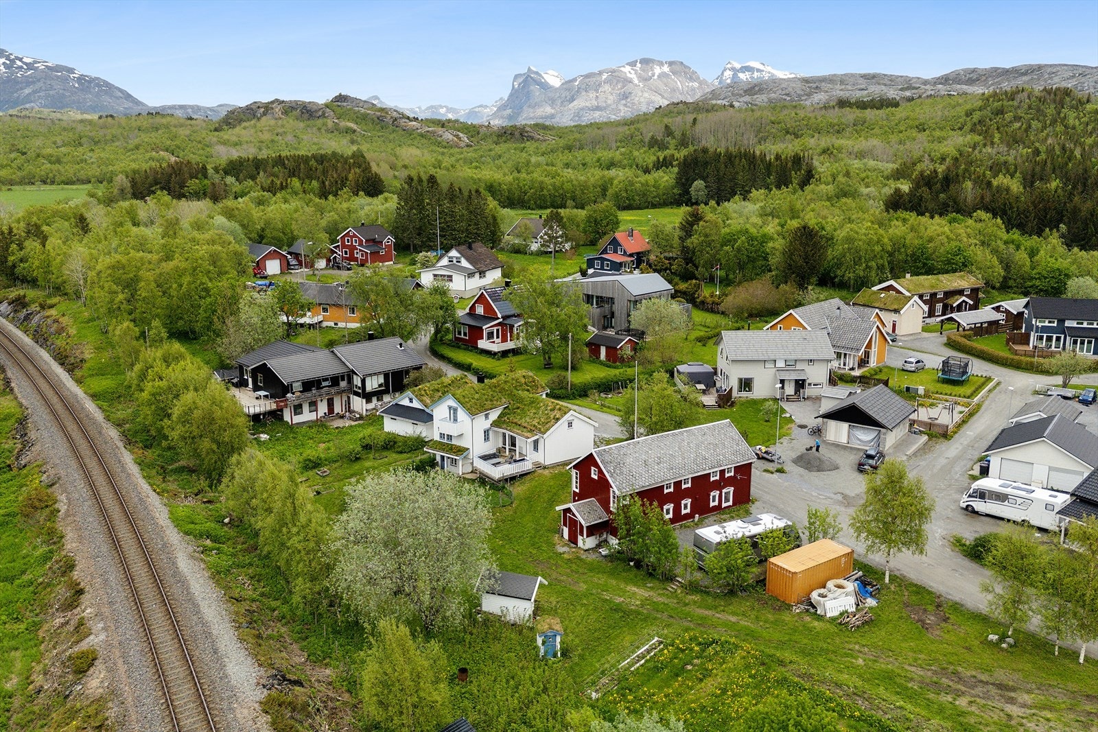 Beliggende i et koselig nabolag med kort vei til skole, barnehager, butikker og alt annet Tverlandet har å by på. Galleribilde