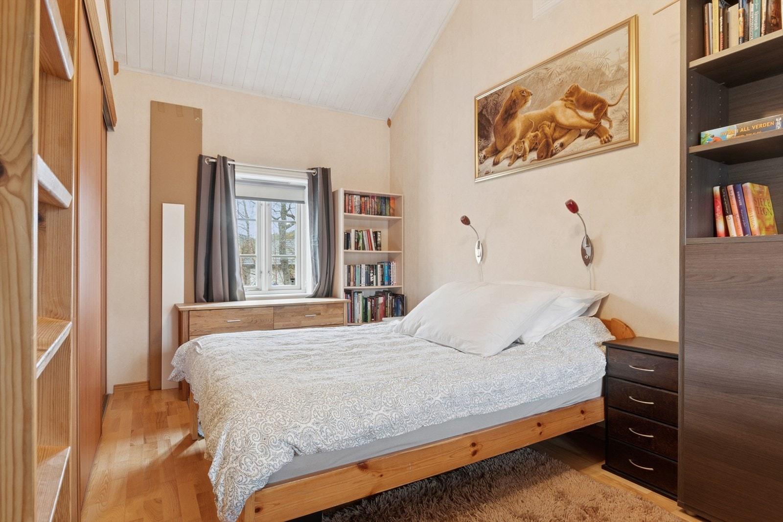 Soverommet byr på god plass og er innredet med en praktisk skyvedørsgarderobe som gir rikelig med oppbevaringsplass. En hems, tilgjengelig via stige, gir ekstra lagringsplass Galleribilde