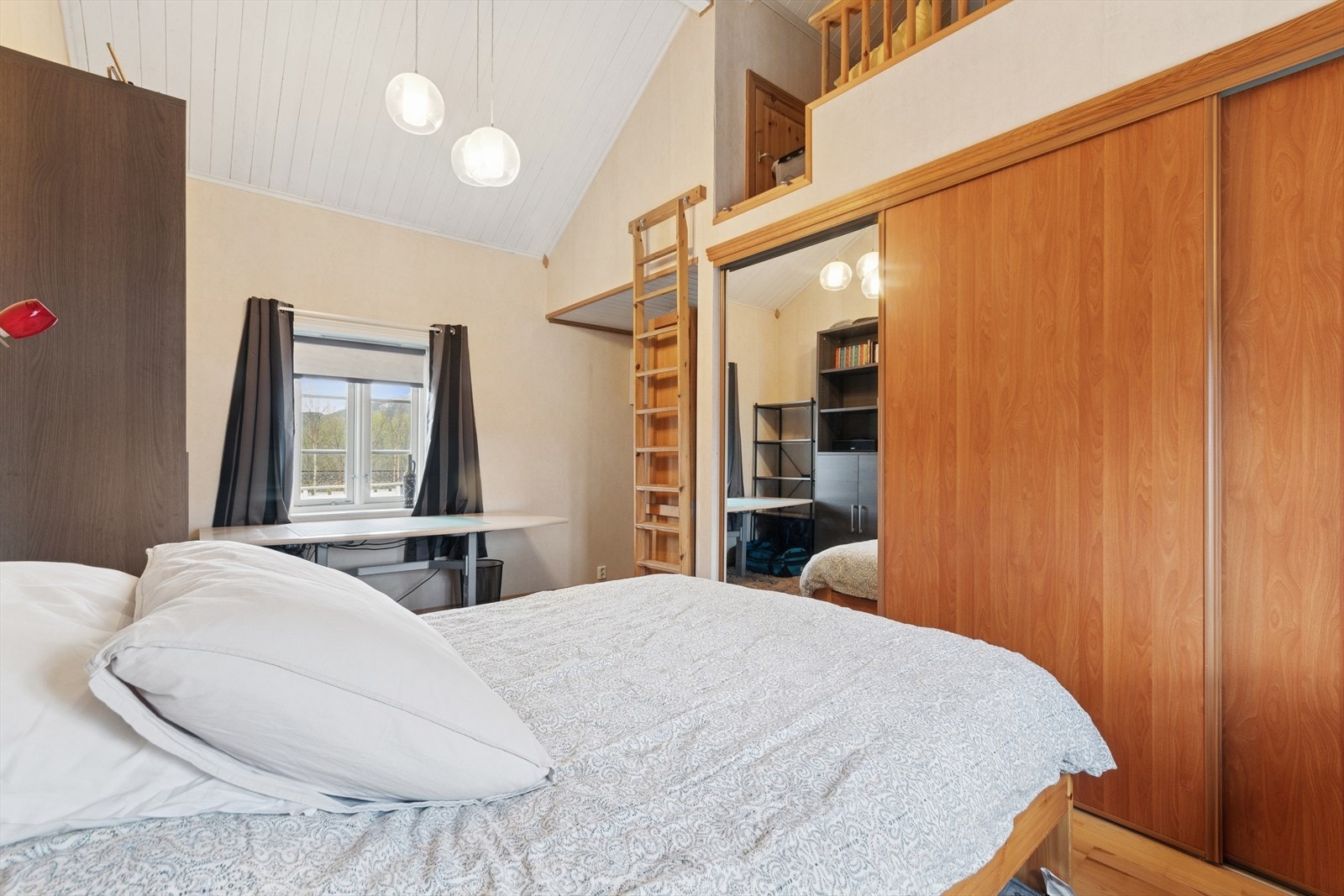 I tillegg finnes det en bod i knekott som gir ekstra lagringsmuligheter. Et stort vindu slipper inn rikelig med dagslys og gir flott utsyn mot naturen utenfor, en perfekt ramme for ro og hvile. Galleribilde