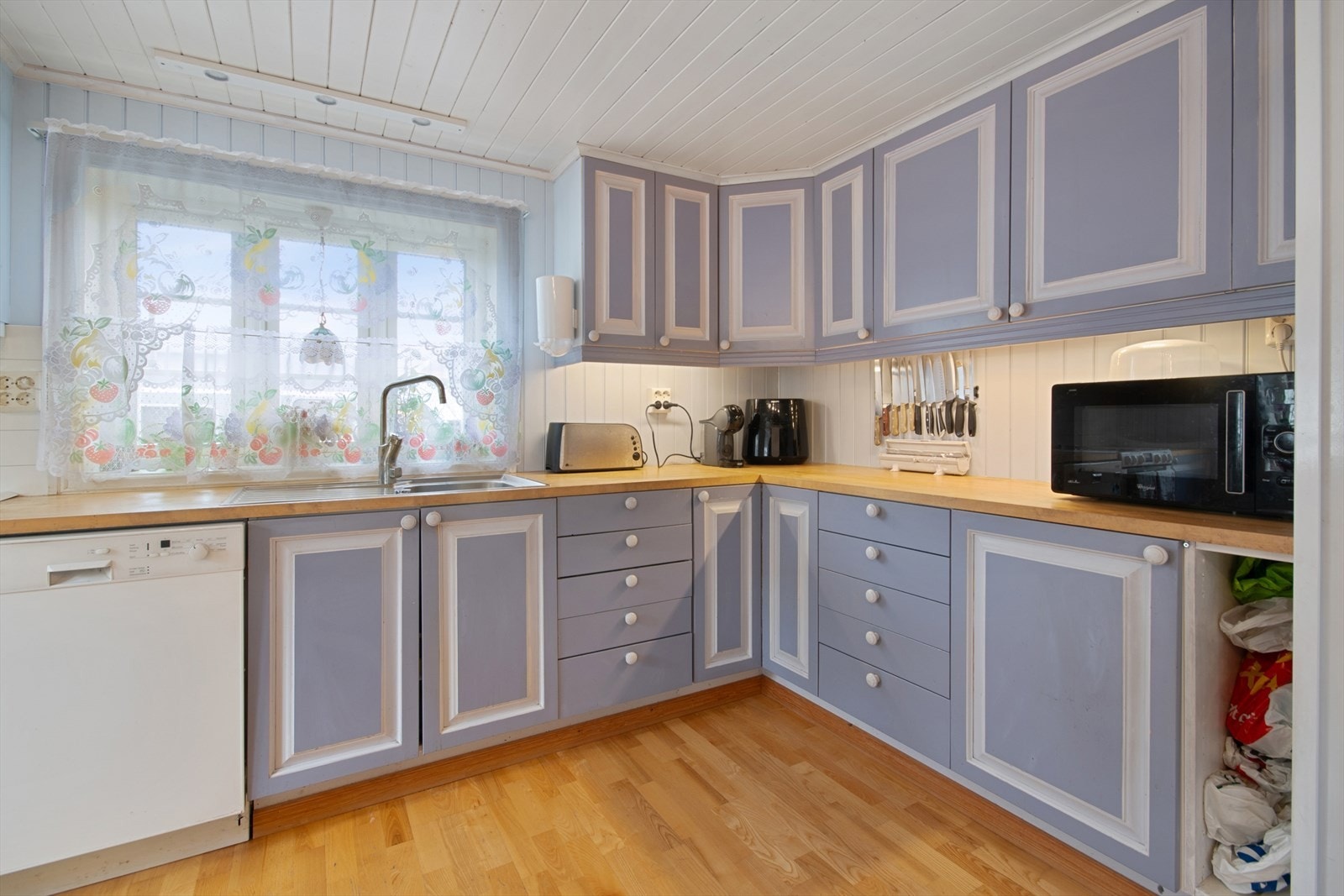 Stort vindu som sørger for gode lysforhold og gir rommet en harmonisk atmosfære. Galleribilde