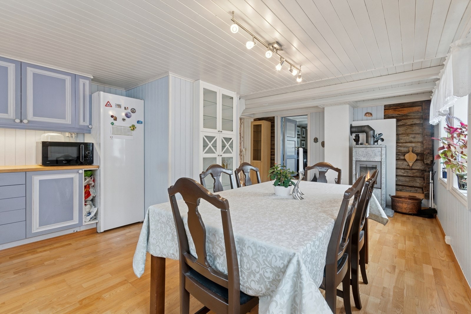 Kjøkkenet har en innredning med malte, profilerte fronter som gir et tidløst og elegant uttrykk. Det er godt utnyttet med rikelig skapplass og benkeflater som gir gode arbeidsforhold. Galleribilde